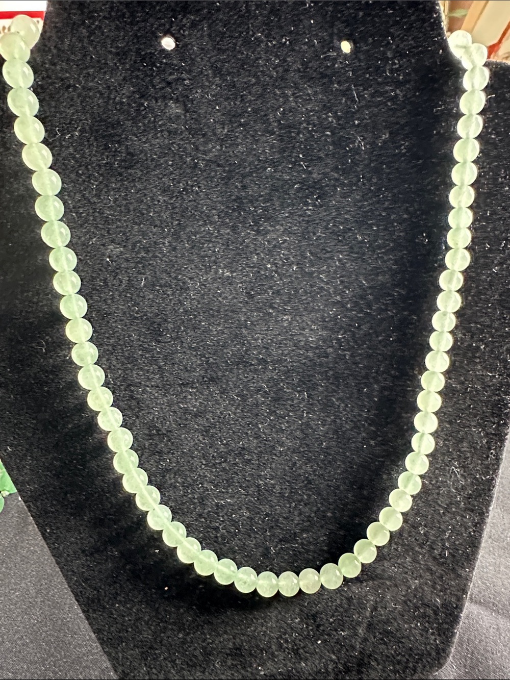Jade EUC green beaded necklace. Genuine gemstone w/ silvertone clasp & extender